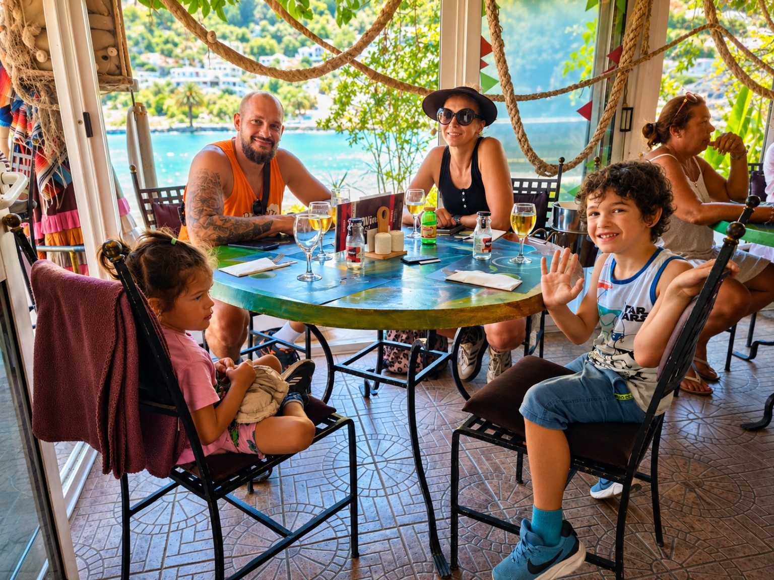Gosti za stolom u Bistro Beppo, Vela Luka